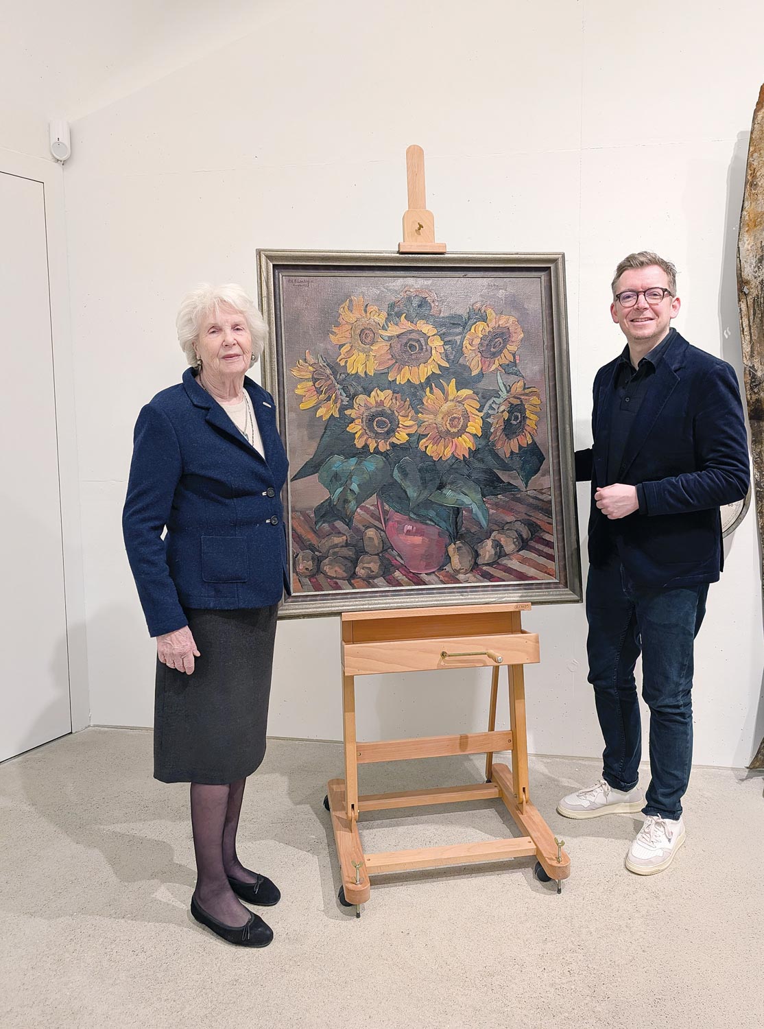 Peter August Böckstiegel, Stillleben mit Sonnenblumen und Kartoffeln,1938, Öl auf Leinwand, 100 × 86 cm, Peter-August-Böckstiegel-Stiftung, Schenkung von Sybille und Thomas J. Hörmann 2025 in Erinnerung an Erika Hörmann, geborene Meyer zu Bentrup.